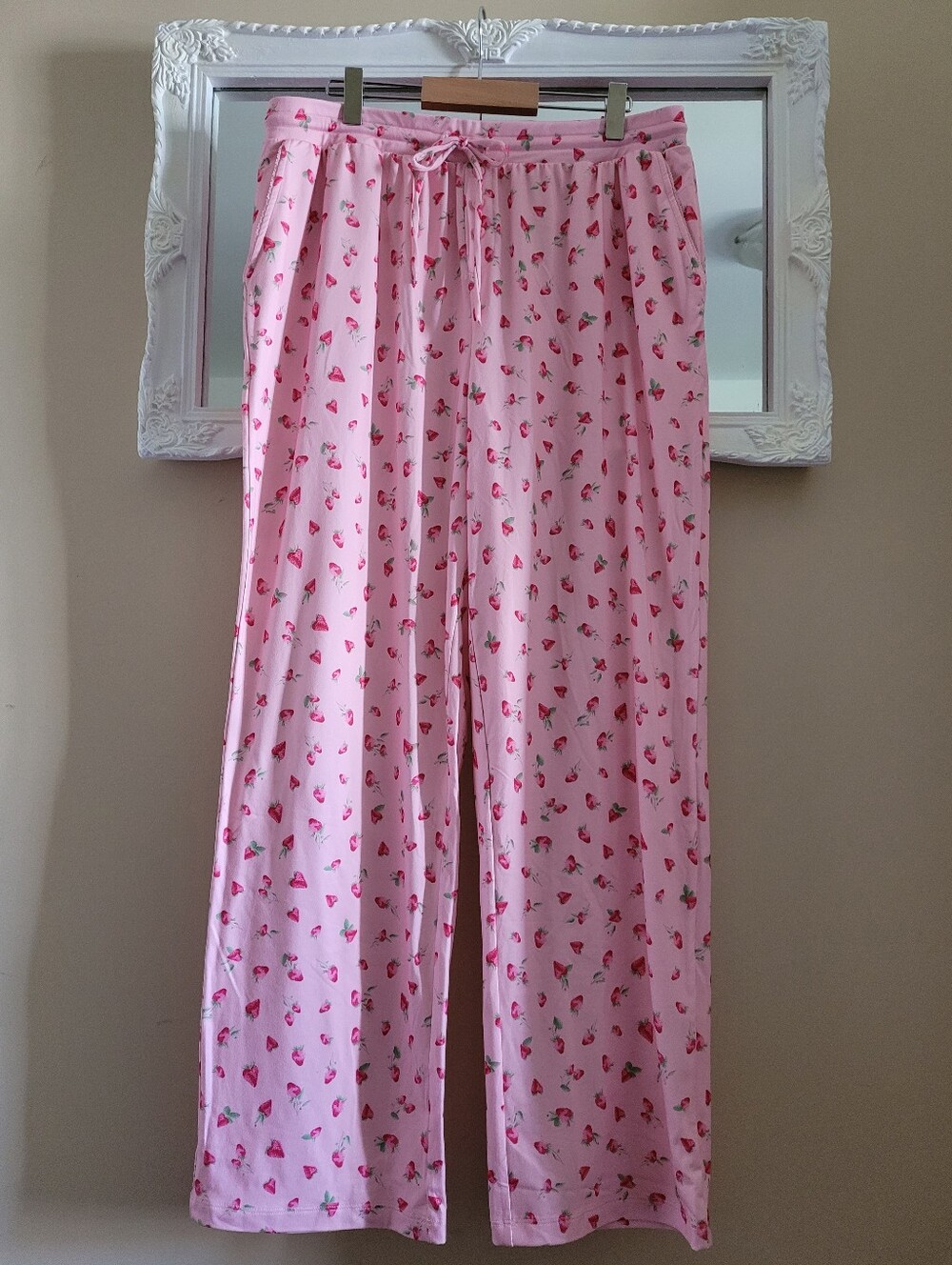 NWT La Vie En Rose Strawberry Print Pajama Pants, Super Soft, Size Medium, Pink